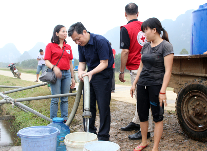 Cấp nước sạch cho người dân vùng lũ Quảng Bình 